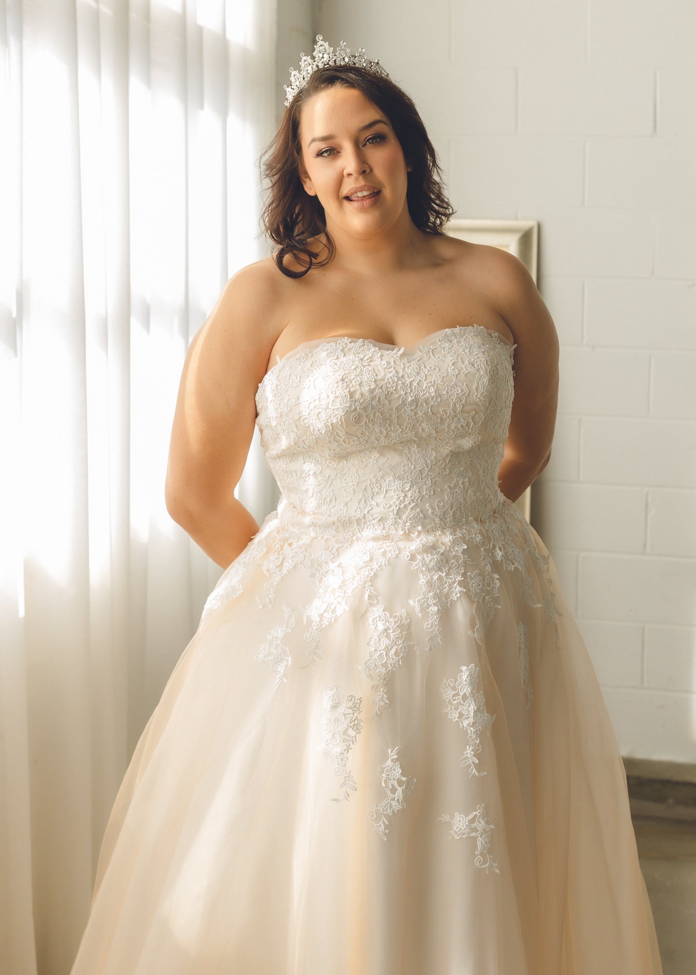 LOLA (Size 16)