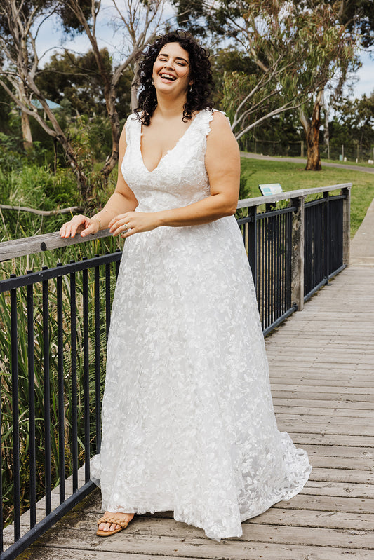 🤍 SOLD 🤍 SARA $699 down from $1299
