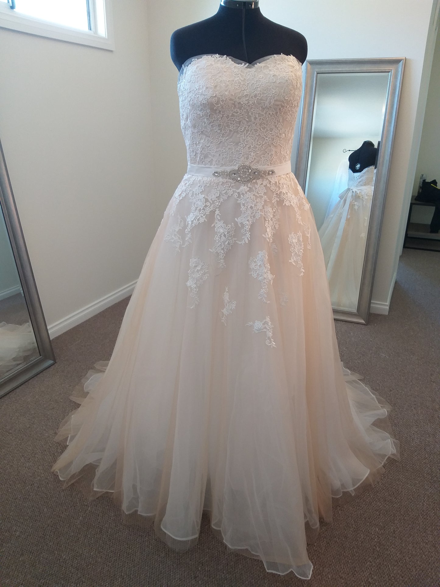 LOLA (Size 16)